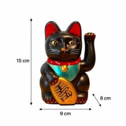 Produktbillede af en sort japansk lykkekat p� hvid baggrund med grafik, der viser m�lene 15 cm i h�jden, 9 cm i bredden og 8 cm i dybden.