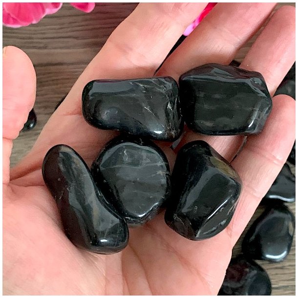 Sort Onyx Lommesten 2,5�3 cm � Beskyttelse, grounding og indre styrke i hverdagen