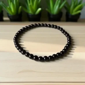 Sort turmalin krystalarmb�nd med 4 mm perler � beskytter din energi og skaber balance