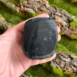 sort turmalin i hnd-1