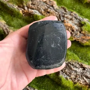 sort turmalin i h�nd-1