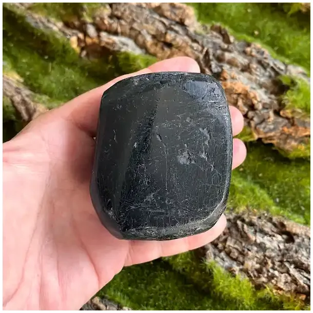 sort turmalin i hnd-1