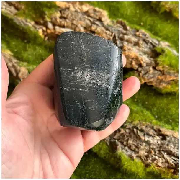 sort turmalin i hnd-2