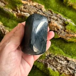 sort turmalin i hnd-3