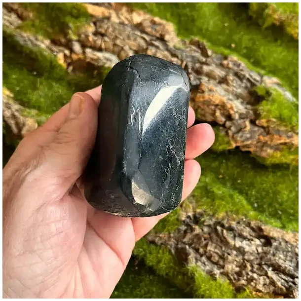 sort turmalin i hnd-3