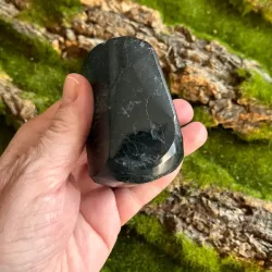 sort turmalin i hnd-4