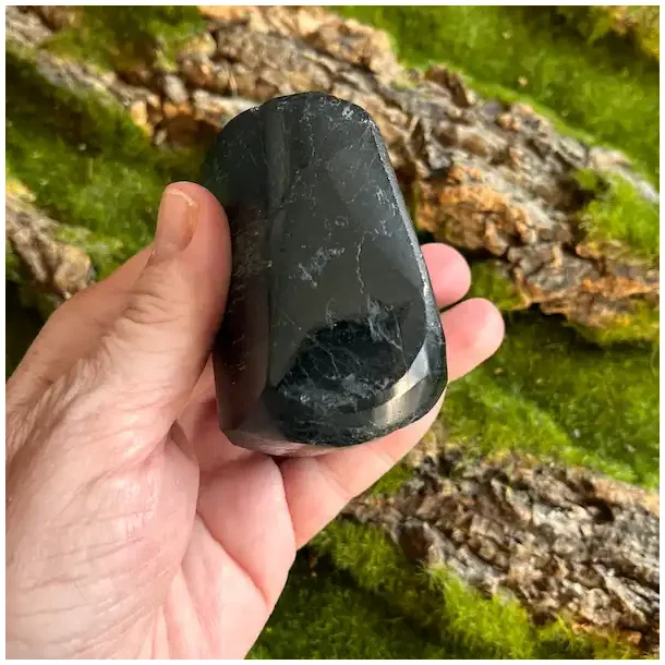 sort turmalin i hnd-4