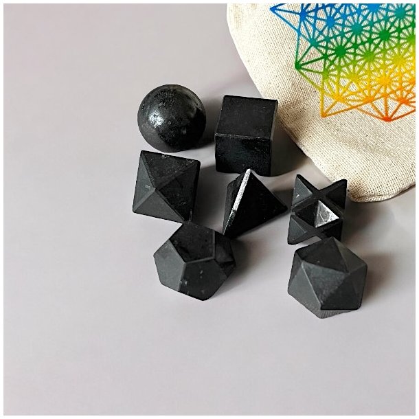 Geometrisk krystal st i sort turmalin  7 Elementer