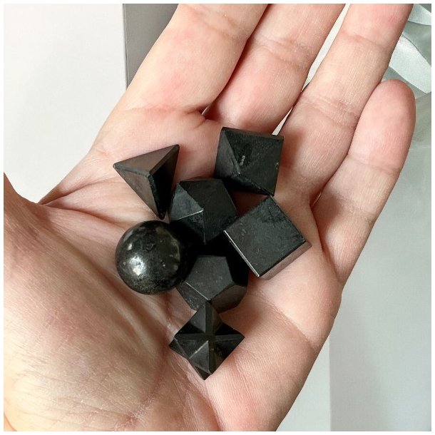 Geometrisk krystal st i sort turmalin  7 Elementer