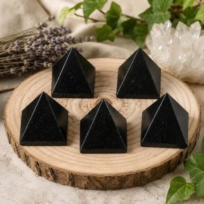 �gte sort turmalin pyramider i kvalitet A fra Brasilien p� naturlig tr�plade med spirituel baggrund