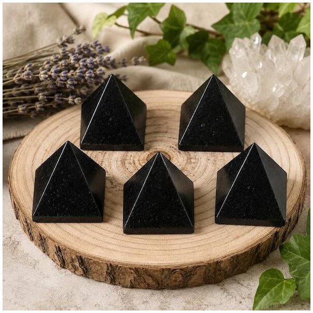 �gte sort turmalin pyramider i kvalitet A fra Brasilien p� naturlig tr�plade med spirituel baggrund