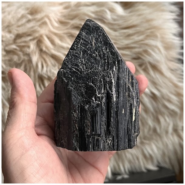 Unik semipoleret sort turmalin - 457 gram