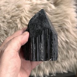 Unik semipoleret sort turmalin - 457 gram