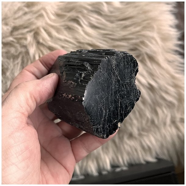 Unik semipoleret sort turmalin - 457 gram