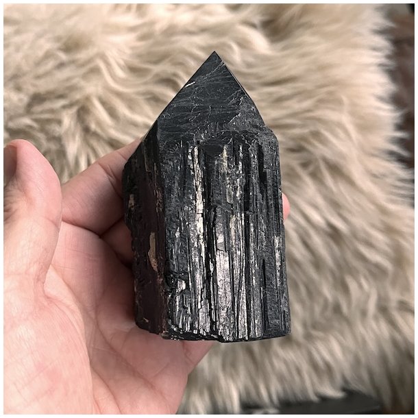 Unik semipoleret sort turmalin - 375 gram