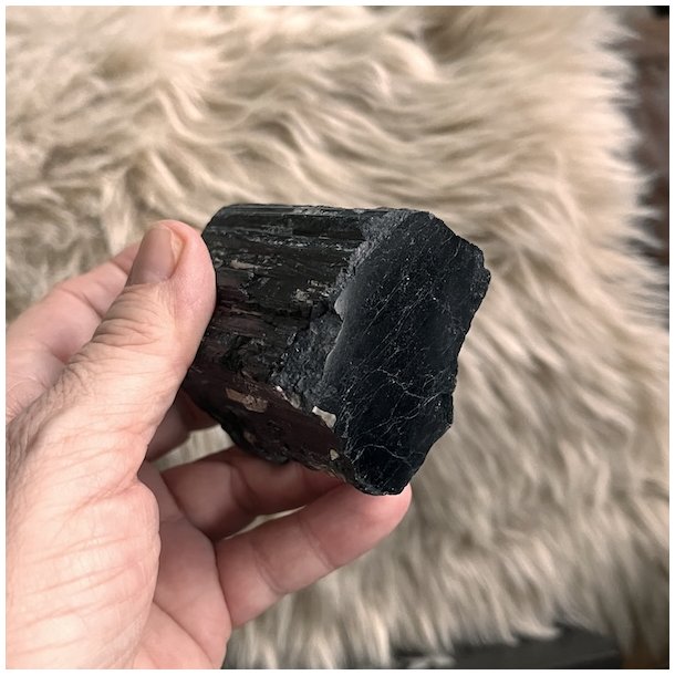 Unik semipoleret sort turmalin - 375 gram