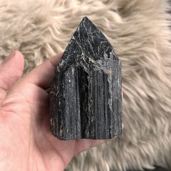 Unik semipoleret sort turmalin - 426 gram