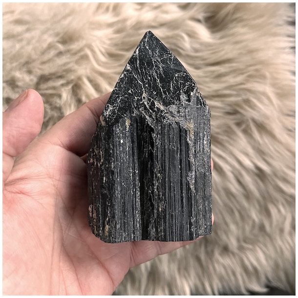 Unik semipoleret sort turmalin - 426 gram