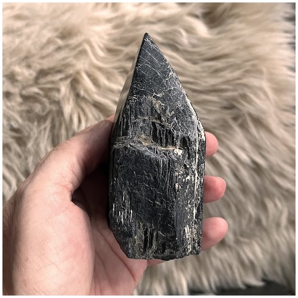 Unik semipoleret sort turmalin - 426 gram