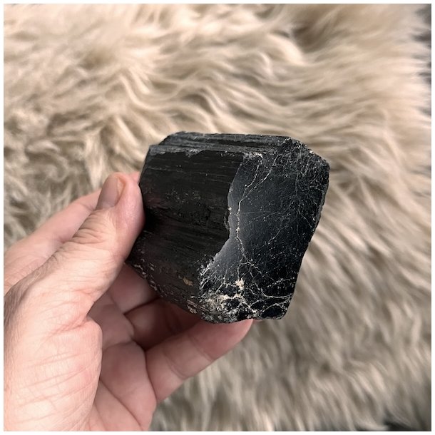 Unik semipoleret sort turmalin - 426 gram