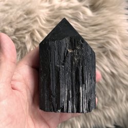 Unik semipoleret sort turmalin - 397 gram