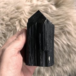 Unik semipoleret sort turmalin - 397 gram