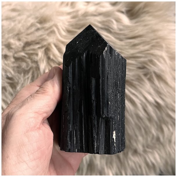 Unik semipoleret sort turmalin - 397 gram