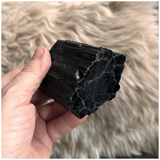 Unik semipoleret sort turmalin - 397 gram