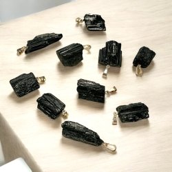 Elegante r sort turmalin vedhng  ca. 2 cm