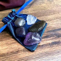 Sov godt med krystaller krystals�t,  M�l 2,5 - 3,5 cm