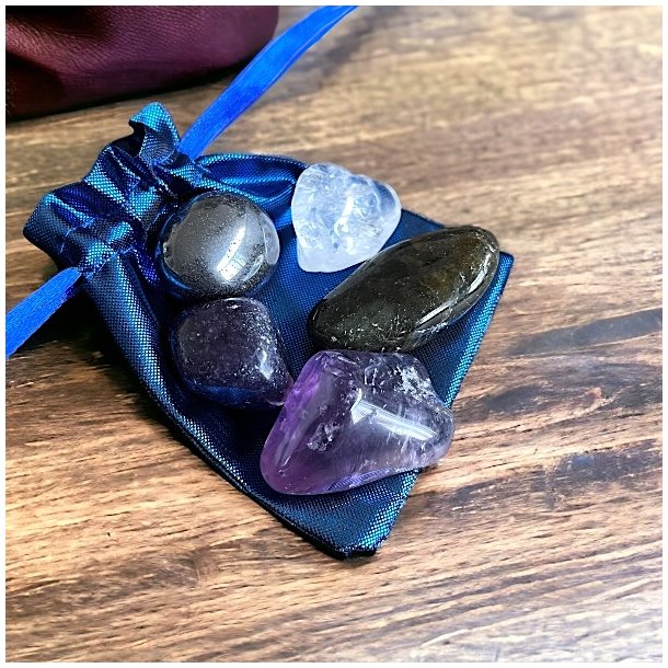 Sov godt med krystaller krystals�t,  M�l 2,5 - 3,5 cm