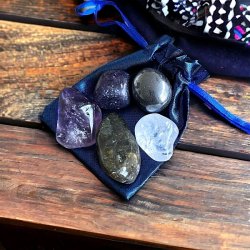 Sov godt med krystaller krystals�t,  M�l 2,5 - 3,5 cm