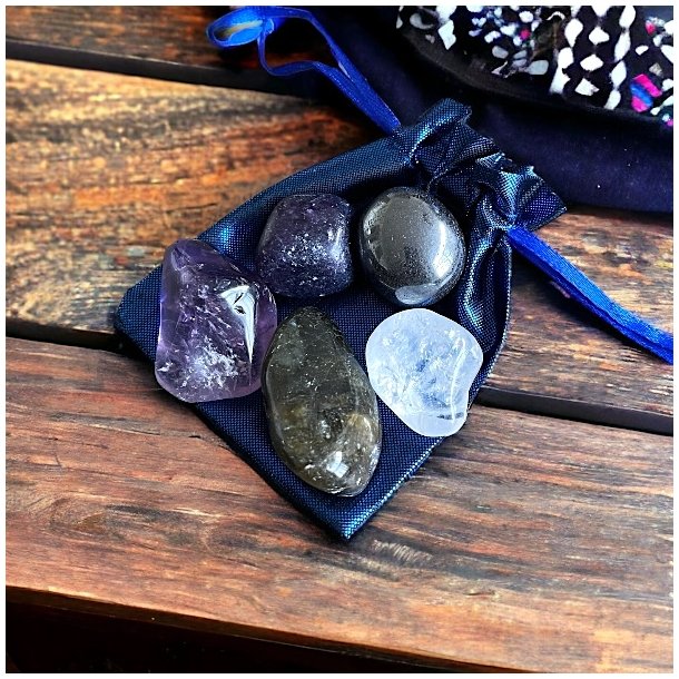 Sov godt med krystaller krystals�t,  M�l 2,5 - 3,5 cm