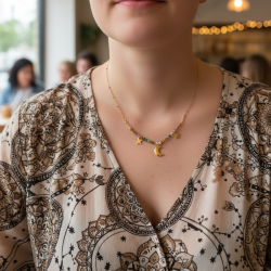 Spirituel halskde med mne, stjerner og krystaller  Forgyldt stl 44 cm