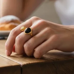 Justerbar Forgyldt Ring med Sort Onyx  R power