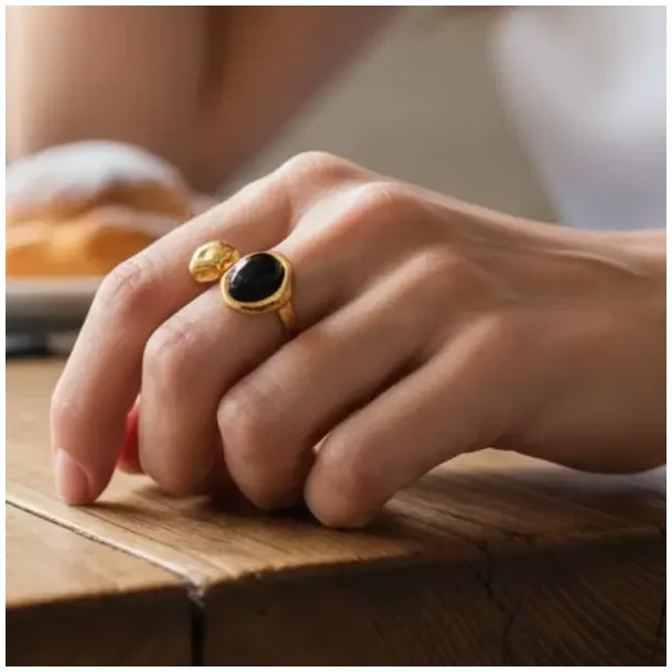 Justerbar Forgyldt Ring med Sort Onyx  R power