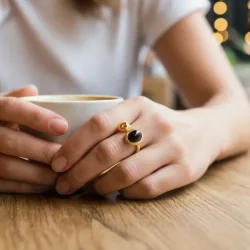 Justerbar Forgyldt Ring med Sort Onyx  R power