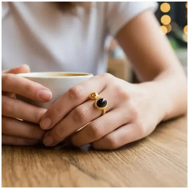 Justerbar Forgyldt Ring med Sort Onyx  R power