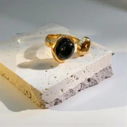 Justerbar Forgyldt Ring med Sort Onyx  R power