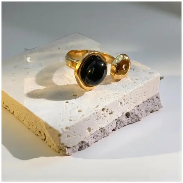 Justerbar Forgyldt Ring med Sort Onyx  R power