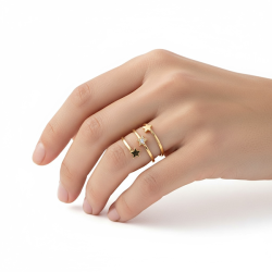 Triple Star � Justerbar forgyldt nikkelfri st�lring med rhinsten og spirituel energi