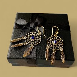 H�ndlavede Dr�mmefanger �reringe i Nikkelfri Bronze � 5 cm L�ngde med Krystaller og Fjer 
