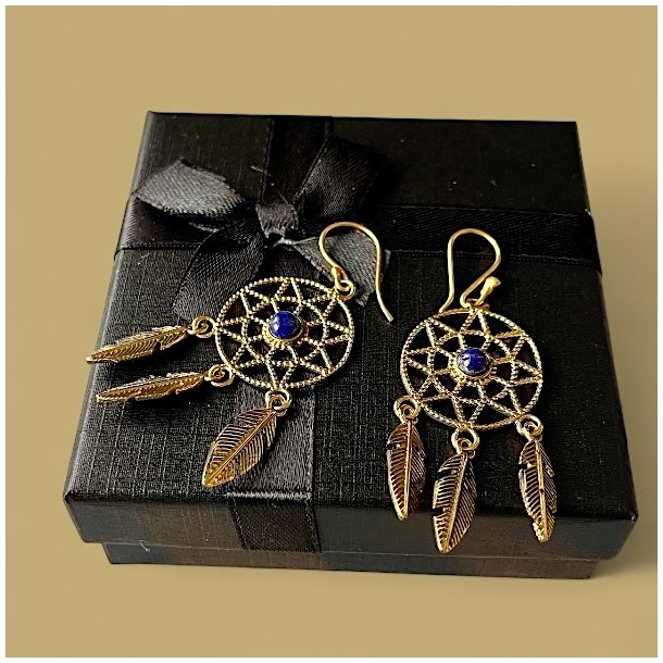 Hndlavede Drmmefanger reringe i Nikkelfri Bronze  5 cm Lngde med Krystaller og Fjer 