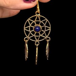 Hndlavede Drmmefanger reringe i Nikkelfri Bronze  5 cm Lngde med Krystaller og Fjer 