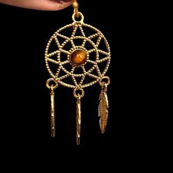 Hndlavede Drmmefanger reringe i Nikkelfri Bronze  5 cm Lngde med Krystaller og Fjer 