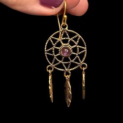 Hndlavede Drmmefanger reringe i Nikkelfri Bronze  5 cm Lngde med Krystaller og Fjer 