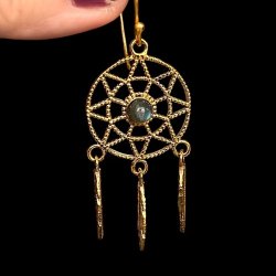 Hndlavede Drmmefanger reringe i Nikkelfri Bronze  5 cm Lngde med Krystaller og Fjer 