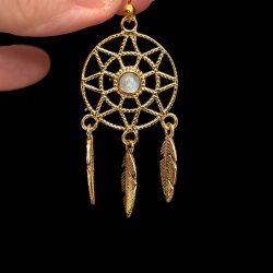 Hndlavede Drmmefanger reringe i Nikkelfri Bronze  5 cm Lngde med Krystaller og Fjer 