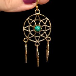 Hndlavede Drmmefanger reringe i Nikkelfri Bronze  5 cm Lngde med Krystaller og Fjer 