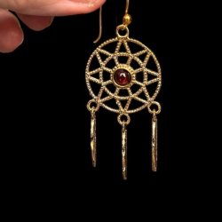 Hndlavede Drmmefanger reringe i Nikkelfri Bronze  5 cm Lngde med Krystaller og Fjer 